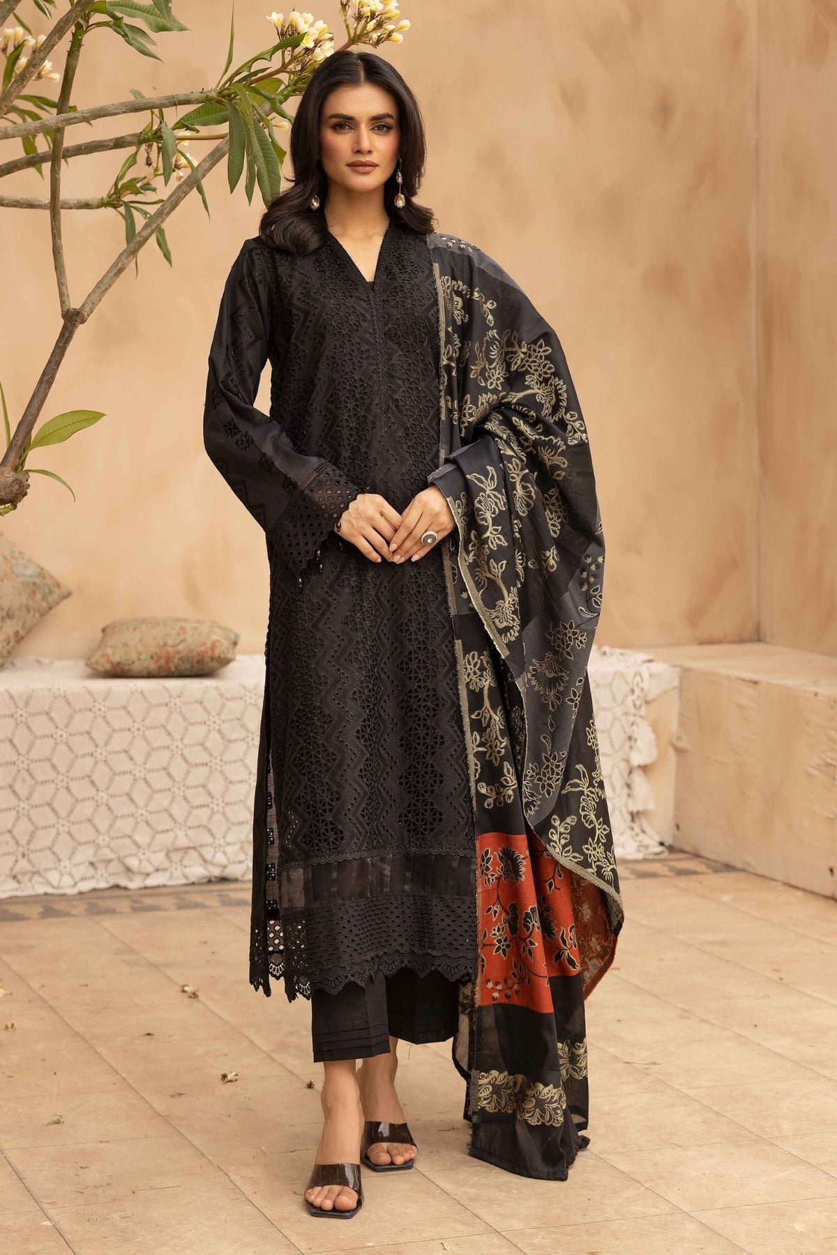 Mahees Aqidah embroidered lawn with jacquard shawl Riaz arts d-05