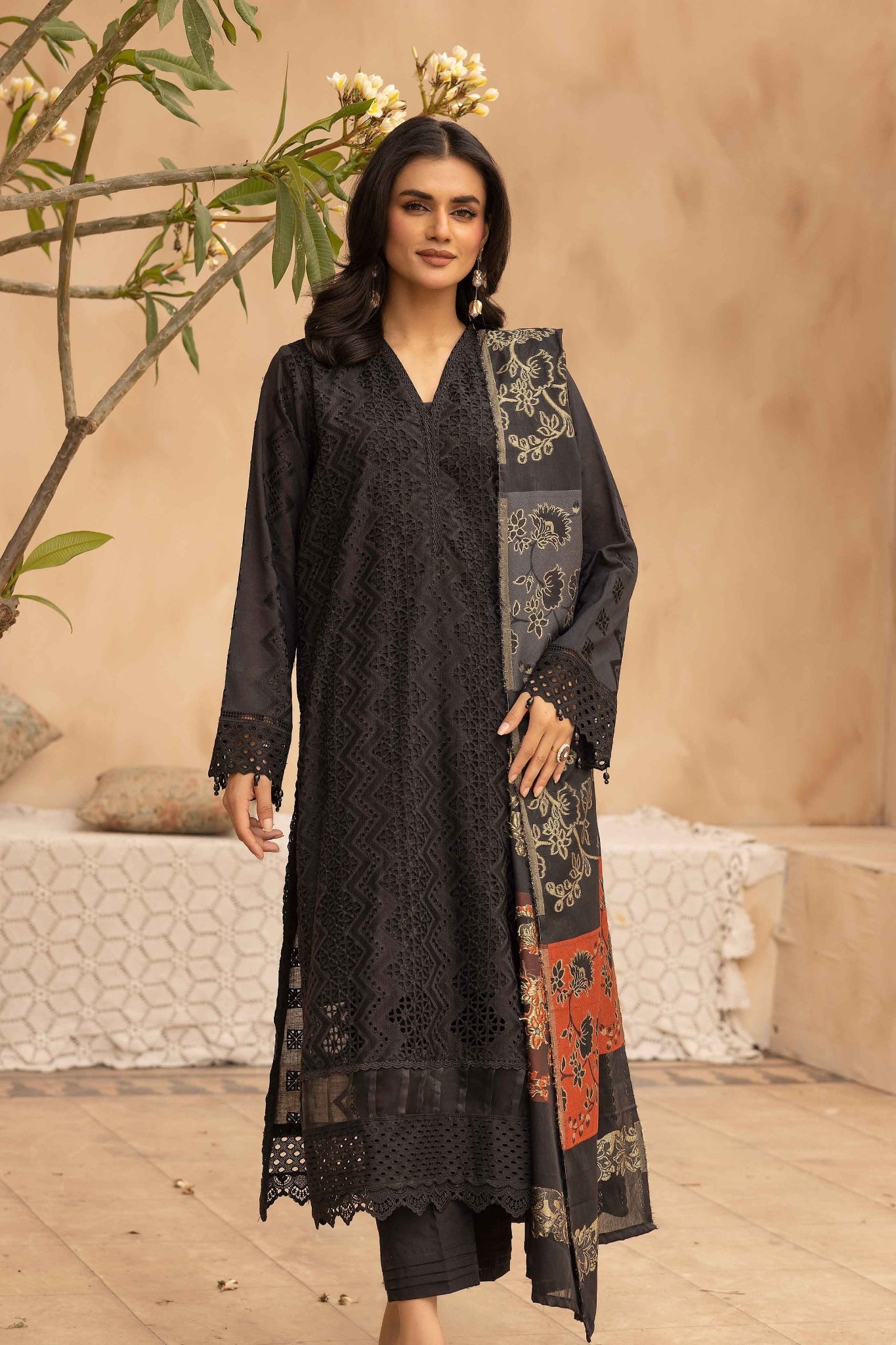Mahees Aqidah embroidered lawn with jacquard shawl Riaz arts d-05