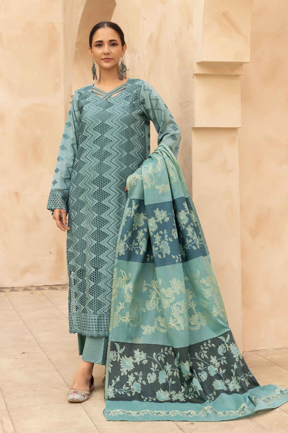 Mahees Aqidah embroidered lawn with jacquard shawl Riaz arts d-06