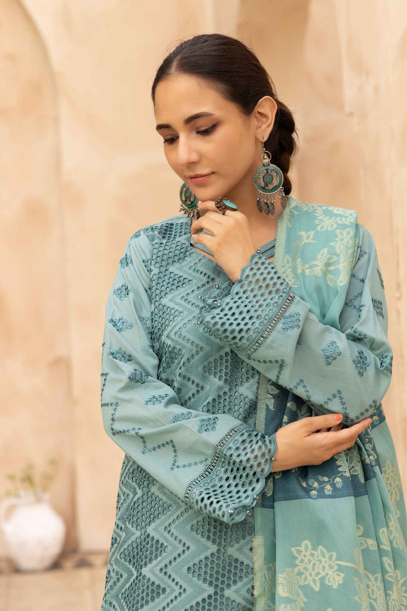 Mahees Aqidah embroidered lawn with jacquard shawl Riaz arts d-06