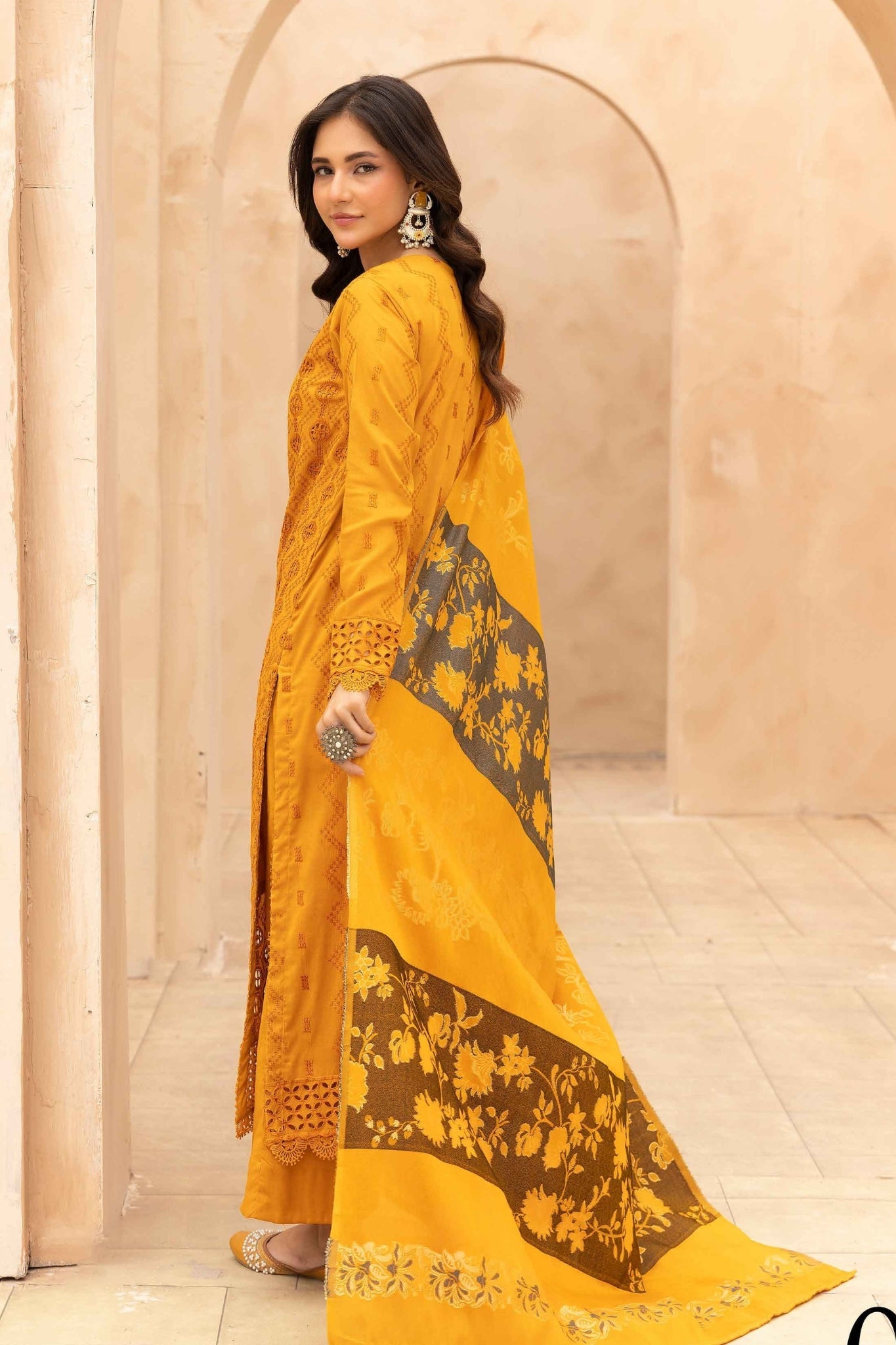 Mahees Aqidah embroidered lawn with jacquard shawl Riaz arts d-02