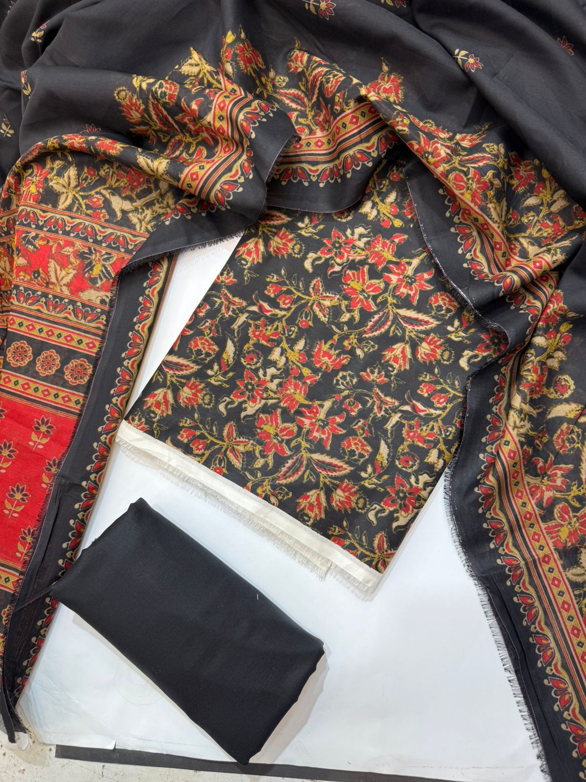 Bin Saeed Printed Lawn Unstitched 3 Piece Suit - D-04